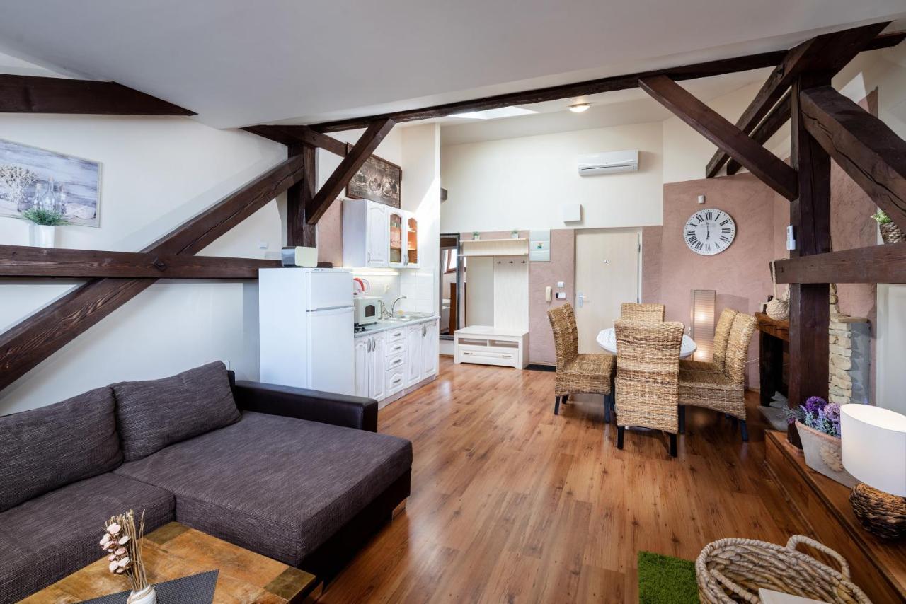 Apartments Sofia ลิฟตอฟสกีมิคูลาช ภายนอก รูปภาพ